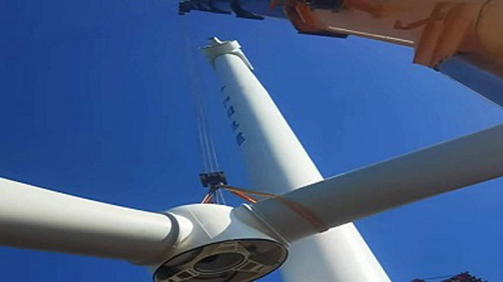 La grúa más grande del mundo ha levantado con éxito la turbina eólica más grande en tierra